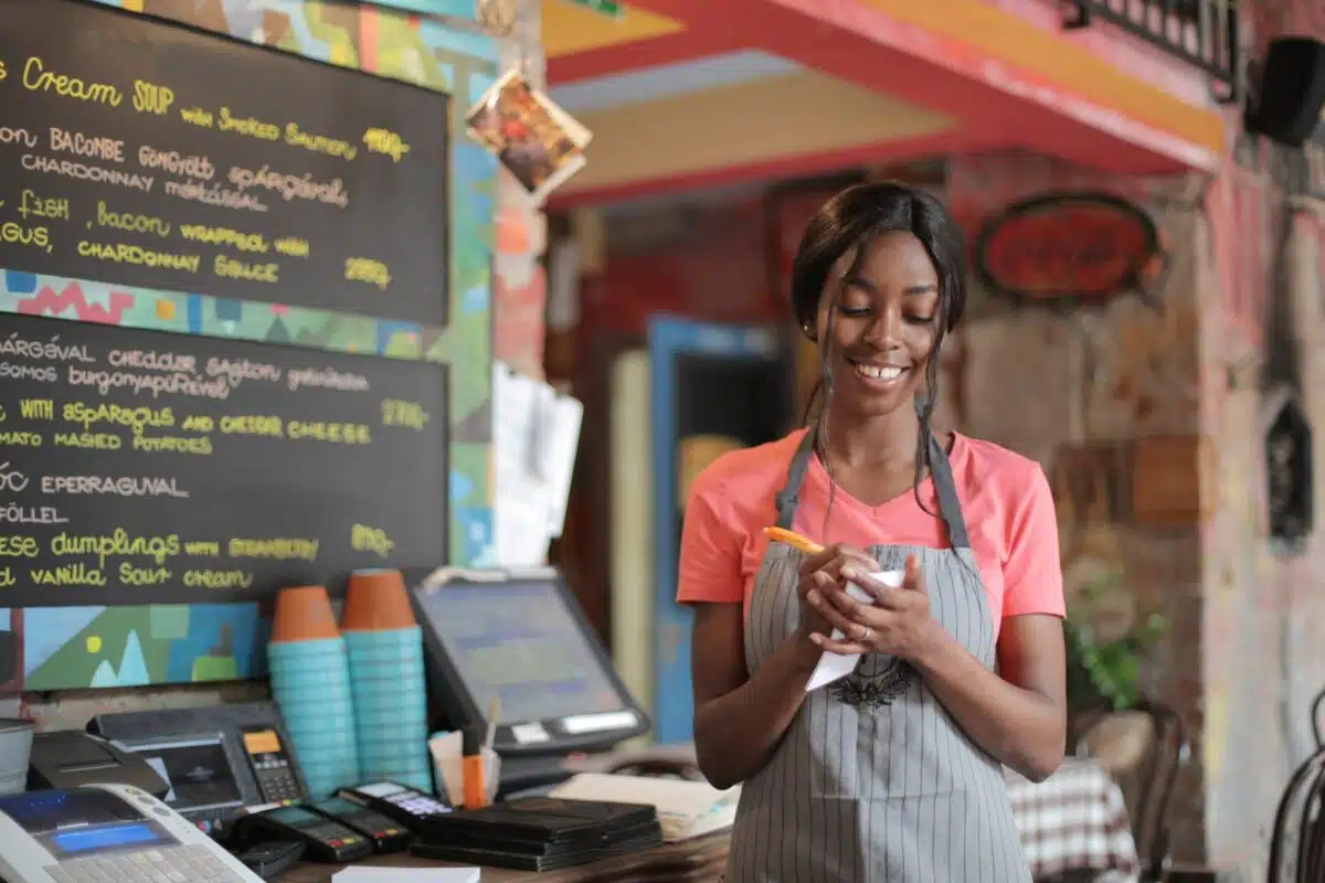 une serveuse dans un café