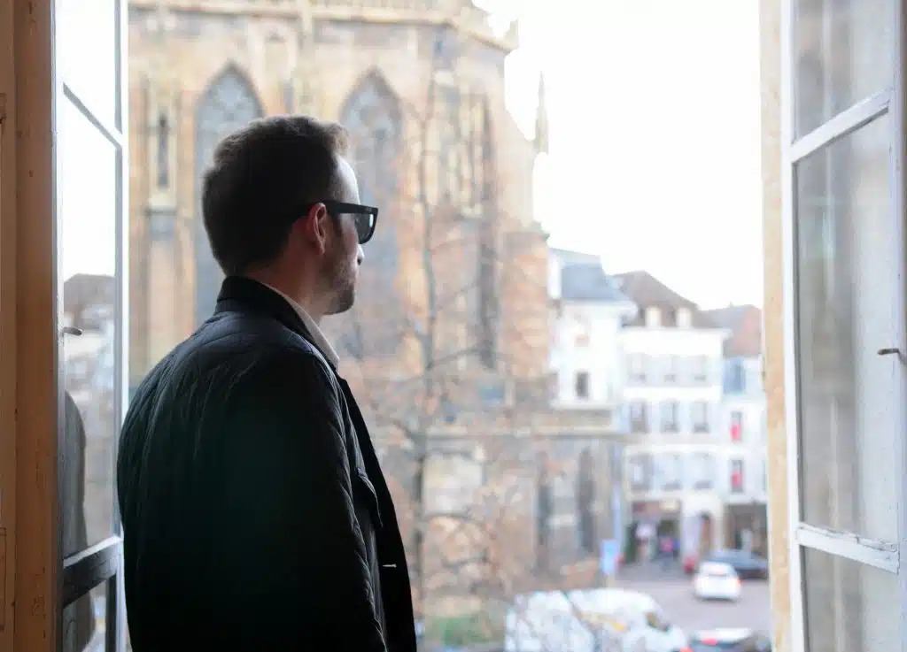 suivre quelqu’un à distance sans être repéré