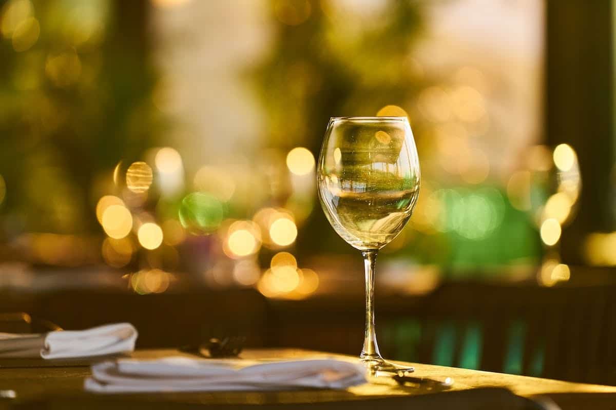 Vin blanc : quelles saveurs choisir pour accompagner vos plats de poisson