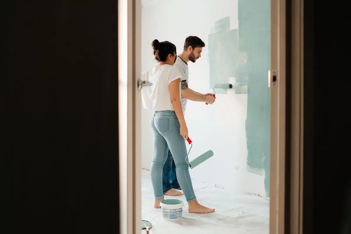 Comment choisir la peinture adéquate pour une porte d’entrée en bois