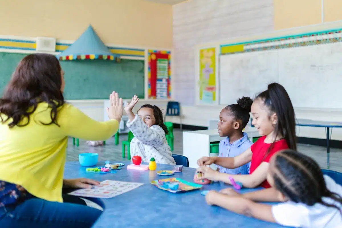 Les bienfaits des jeux et jouets éducatifs pour le développement des enfants