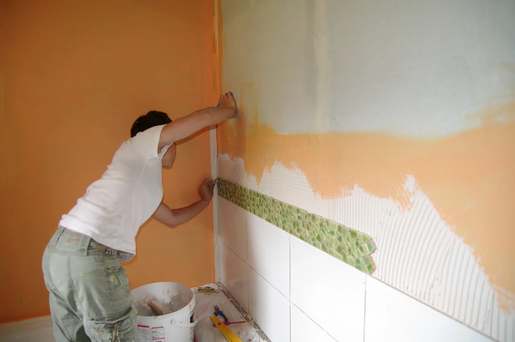 Comment faire les angles de carrelage mural ?