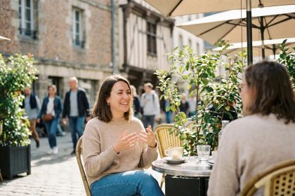 Femme en café à Rennes discutant avec une amie