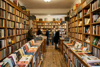 Intérieur d'une librairie indépendante dans les Hauts-de-Seine, avec des rayonnages chargés de livres et des clients qui flânent entre les étagères