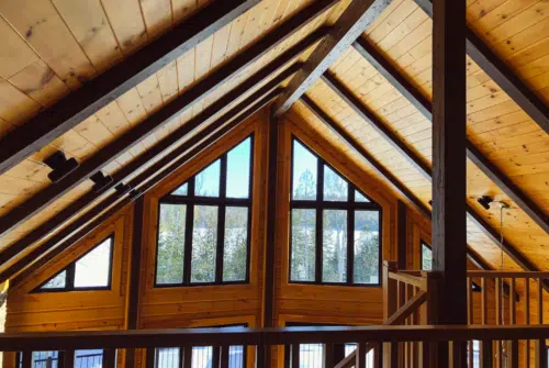 Vivre dans un chalet en bois : avantages et conseils pratiques