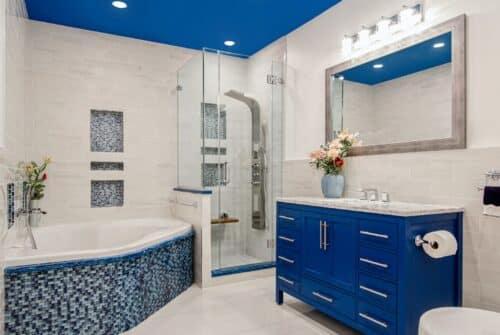Faïence de salle de bain moderne : le bi-ton (2 couleurs) a la cote !